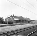 153079, Gezicht op de perronzijde met perronkap van het N.S.-station Elst te Elst., Nederlandse Spoorwegen, fotograaf