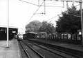 153300, Gezicht op de perrons van het N.S.-station Naarden-Bussum te Bussum met links langs het perron een electrisch treinstel mat. 1964 (plan V) van de N.S., Nederlandse Spoorwegen, fotograaf