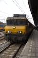 849208, Afbeelding van de electrische locomotief nr. 1744 (serie 1700) van de N.S. met een trein langs het perron van het N.S.-station Nijmegen., Hermsen, R.W., fotograaf