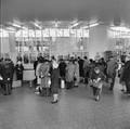 166159, Afbeelding van wachtende reizigers bij de loketten in de hal van het N.S.-station Utrecht C.S. te Utrecht., Nederlandse Spoorwegen, fotograaf