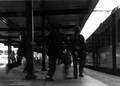 153320, Afbeelding van twee beambten van de spoorwegpolitie, in actie tijdens de arrestatie van een verdachte op het perron van het N.S.-station Utrecht C.S. te Utrecht., Nederlandse Spoorwegen, fotograaf