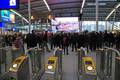 832303, Gezicht in de nieuwe Stationshal van het Centraal Station te Utrecht, op de dag van de feestelijke opening. Op de voorgrond de in- en uitcheckpoortjes., Het Utrechts Archief, fotograaf