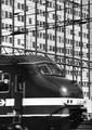 151889, Afbeelding van een electrisch treinstel mat. 1964 (plan T) van de N.S. bij het N.S.-station Amsterdam C.S. te Amsterdam., Nederlandse Spoorwegen, fotograaf