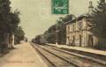 CHASSENEUIL (Vienne)- La Gare et l'arrivée d'un Train.