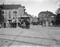 83698, Afbeelding van de paardentram Centraal Station-Willem Barentszstraat op de Catharijnebrug te Utrecht, uit het westen. Op de achtergrond het Vredenburg., Deetman, J.W., fotograaf