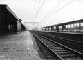 150236, Gezicht op perrons en sporen van het N.S.-station te Culemborg., Nederlandse Spoorwegen, fotograaf