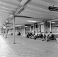 153067, Afbeelding van wachtende reizigers op het eerste perron van het N.S.-station Delft te Delft., Nederlandse Spoorwegen, fotograaf