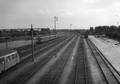 154842, Gezicht op het emplacement van het N.S.-station Geldermalsen te Geldermalsen met een electrisch treinstel mat. 1946 en geheel rechts een deel van het diesel-electrische treinstel nr. 152 (DE 3, plan U) van de N.S., Nederlandse Spoorwegen, fotograaf