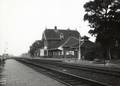 153116, Gezicht op de perronzijde van het N.S.-station Hemmen-Dodewaard te Hemmen., Nederlandse Spoorwegen, fotograaf