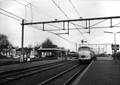 152996, Gezicht op de perronzijde van het N.S-station Akkrum te Akkrum met een electrisch treinstel mat. 1954 van de N.S., Nederlandse Spoorwegen, fotograaf