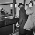 857696, Afbeelding van de officiële opening van het N.S.-station Den Haag Mariahoeve te Den Haag door de oud-veehouder M.P. van der Voort, die tot en met 1957 in de boerderij Mariahoeve woonde waarnaar het station (en de nieuwe stadswijk) vernoemd is., Nederlandse Spoorwegen, fotograaf