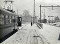 406961, Gezicht op het zuidelijke uiteinde van het derde perron van het N.S.-station Utrecht C.S. te Utrecht, tijdens winterse omstandigheden, met links een machinist in de deuropening van een electrisch treinstel van N.S., wachtend op het vertreksein., Hoekstra, J., fotograaf