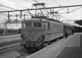 154998, Afbeelding van de electrische locomotief nr. 1129 (serie 1100) van de N.S. met rijtuigen langs het perron van het N.S.-station Roosendaal te Roosendaal., Nederlandse Spoorwegen, fotograaf