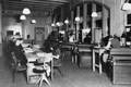 165649, Interieur van het N.S.-station Den Haag H.S. te Den Haag: plaatskaartenkantoor., Nederlandse Spoorwegen, fotograaf
