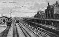 161580, Gezicht op het N.S.-station Geldermalsen te Geldermalsen, vanaf de voetbrug, met links de goederenloods.