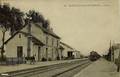 2 - MAROLLES en HUREPOIX (S. et O.) - Vue intérieure de la gare - Arrivée d'un train - Editeur : A. Borné à Arpajon.