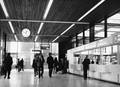 165579, Interieur van het N.S.-station Nijmegen te Nijmegen: nieuwe stationshal, met rechts de loketten., Nederlandse Spoorwegen, fotograaf