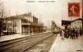 ARGENTEUIL - Intérieur de la gare, arrivée d'un train.