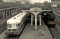 584 - SAINT-BRIEUC (Côtes-du-Nord) - Un autorail ABJ2 stationne en gare, aux côtés de la locomotive 140 C 162