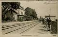 NEUVY sur LOIRE (Nièvre) - La Gare et l'arrivée d'un Train - Editeur : L.Marchand à Sully.