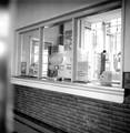166135, Interieur van het N.S.-station Klimmen-Ransdaal: loketbalie in de hal., Nederlandse Spoorwegen, fotograaf