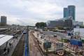 832560, Afbeelding van de bouw van het nieuwe, achtste perron van het Centraal Station te Utrecht, met links het 7e perron (spoor 18/19) en rechts het Busstation West op het Dichtersplein., Het Utrechts Archief, fotograaf