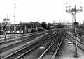 163703, Gezicht op het emplacement aan de noordzijde van het N.S.-station Utrecht C.S. te Utrecht, met op de achtergrond de voetbrug in de Vleutenseweg..