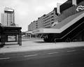 76450, Gezicht op de ingang van de traverse naar het Centraal Station van de N.S. te Utrecht aan het Jaarbeursplein. Links op de achtergrond het Holiday Inn Hotel (Jaarbeursplein 24)., Gemeentearchief Utrecht, fotograaf