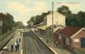 10019, Gezicht op de spoorlijn Utrecht-Arnhem en het station Zeist-Driebergen te Driebergen uit het westen.