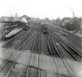 163244, Gezicht vanaf de voetgangersbrug in de Vleutenseweg op het emplacement aan de noordzijde van het N.S.-station Utrecht C.S. te Utrecht met enkele stoomtreinen. Links het Buurtstation., Nederlandse Spoorwegen, fotograaf