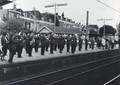 171154, Afbeelding van het muziekkorps van de Delftse Politiemuziekvereniging Excelsior op het perron van het N.S.-station Delft tijdens de feestelijke opening van het spoorviaduct door de stad., Nederlandse Spoorwegen, fotograaf