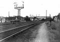 163704, Gezicht op het emplacement aan de noordzijde van het N.S.-station Utrecht C.S. te Utrecht, met op de achtergrond de voetbrug in de Vleutenseweg.