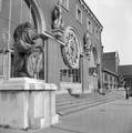 150420, Gezicht op de hoofdingang met standbeelden van het N.S.-station 's-Hertogenbosch te 's-Hertogenbosch., Nederlandse Spoorwegen, fotograaf