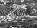 84752, Luchtfoto van het Leidseveer te Utrecht, uit het zuidwesten. Op de voorgrond het noordelijke deel van het Centraal Station en de Leidseveertunnel (links). Op de achtergrond de Catharijnesingel., KLM Aerocarto, fotograaf