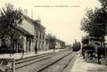 SAINT-SAVINIEN sur CHARENTE (Charente-Inférieure) - Vue intérieure de la gare - Arrivée d'un train.
Editeur : B. Bellamy.