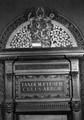 156717, Afbeelding van de wandschildering voorstellende het wapen van Prins Willem I en de bijbehorende spreuk in de salon van de koninklijk wachtkamer van het N.S.-station Amsterdam C.S. te Amsterdam., Nederlandse Spoorwegen, fotograaf