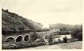 SAINT-QUENTIN (Aisne) - Un train de marchandises traverse le pont sur la Somme.