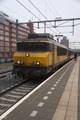 849210, Afbeelding van de electrische locomotief nr. 1744 (serie 1700) van de N.S. met een trein langs het perron van het N.S.-station Nijmegen., Hermsen, R.W., fotograaf