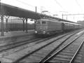 151103, Afbeelding van de electrische locomotief nr. 1101 (serie 1100) in turkooise beschildering met rijtuigen van de N.S. langs een perron van het N.S.-station Utrecht C.S. te Utrecht., Gerdessen, D.C. (Nederlandse Spoorwegen), fotograaf