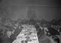 167338, Afbeelding van de aanwezigen tijdens de feestlunch ter gelegenheid van de opening van het nieuwe N.S.-station Hengelo te Hengelo, met direct links van de staande man president-directeur dr. ir. F.Q. den Hollander van de N.S. en achteraan, 3e van links, N.S.-architect ir. H.G.J. Schelling., Schaik, W.P.F.M. van (Nederlandse Spoorwegen), fotograaf