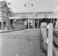 857312, Gezicht op het eerste perron en de voetbrug van het N.S.-station Woerden te Woerden., Nederlandse Spoorwegen, fotograaf