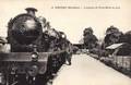 4 - VANNES (Morbihan) - L'express de Paris - Brest en gare.