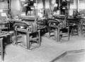 220231, Interieur van het N.S.-station Amsterdam C.S. te Amsterdam: plaatskaartenkantoor, met plaatskaartendrukmachines (type Regina van AEG)., Onbekend