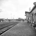 154996, Gezicht op de perrons van het N.S.-station Martenshoek te Hoogezand-Sappemeer met twee gekoppelde diesel-electrische treinstellen DE 2 ("Blauwe Engel") van de N.S. en rechts een deel van het stationsgebouw., Nederlandse Spoorwegen, fotograaf