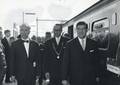 171139, Afbeelding van (v.l.n.r.) commissaris van de Koningin in de provincie Noord-Brabant mr. dr. C.N.M. Kortmann, burgemeester A.J.A. Oderkerk van Etten-Leur en districtschef mr. J.P.A. van Ballegoyen de Jong van de N.S. op het N.S.-station Etten-Leur tijdens de feestelijke opening van het station., Nederlandse Spoorwegen, fotograaf