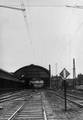 153925, Afbeelding van het waarschuwingsbord "stroomafnemer omhoog" van de N.S. bij het H.S.M.-station Den Haag H.S. te Den Haag., Nederlandse Spoorwegen, fotograaf