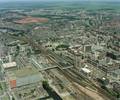 85199, Luchtfoto van het Centraal Station te Utrecht, uit het zuiden. Links het Beatrixgebouw van de Jaarbeurs (Jaarbeursplein 6) en rechts het winkelcentrum Hoog Catharijne. Op de achtergrond de wijken Pijlsweerd en Ondiep., Fotodienst GAU, fotograaf