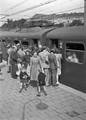 154593, Afbeelding van de drukte op het perron van het N.S.-station Arnhem te Arnhem bij het electrische treinstel nr. 637 (mat. 1936) van de N.S., tijdens de oorlogsjaren., Nederlandse Spoorwegen, fotograaf