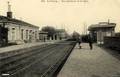 270 - LE PERRAY (S. et O.) - Vue intérieure de la gare, arrivée d'un train.