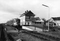 155031, Gezicht op de perronzijde van het N.S.-station Usquert te Usquert met een diesel-electrisch treinstel DE 2 ("Blauwe Engel") van de N.S., Nederlandse Spoorwegen, fotograaf